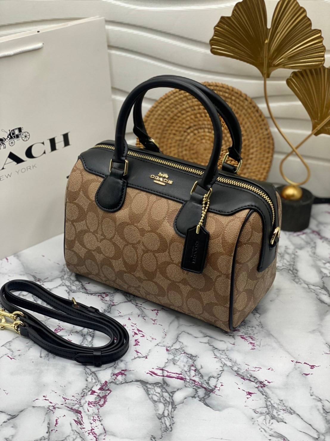หมอน 9” COACH MINI BENNETT SATCHEL CROSSBODY BAG พร้อมส่ง ทรงฮิตของสาวๆค่ะ!! กระเป๋าถือ//สะพายข้าง จาก coach factory ทรงหมอน วัสดุลายหนังสวย หนังป่องยวบคืนตัวได้ดีมากๆค่ะ ด้านหน้าห้อยพวงแบรนด์ พร้อมมีโลโก้แบรนด์ เปิดปิดกระเป๋าด้วยซิป ภายในกว้าง ใส่กระเป๋า