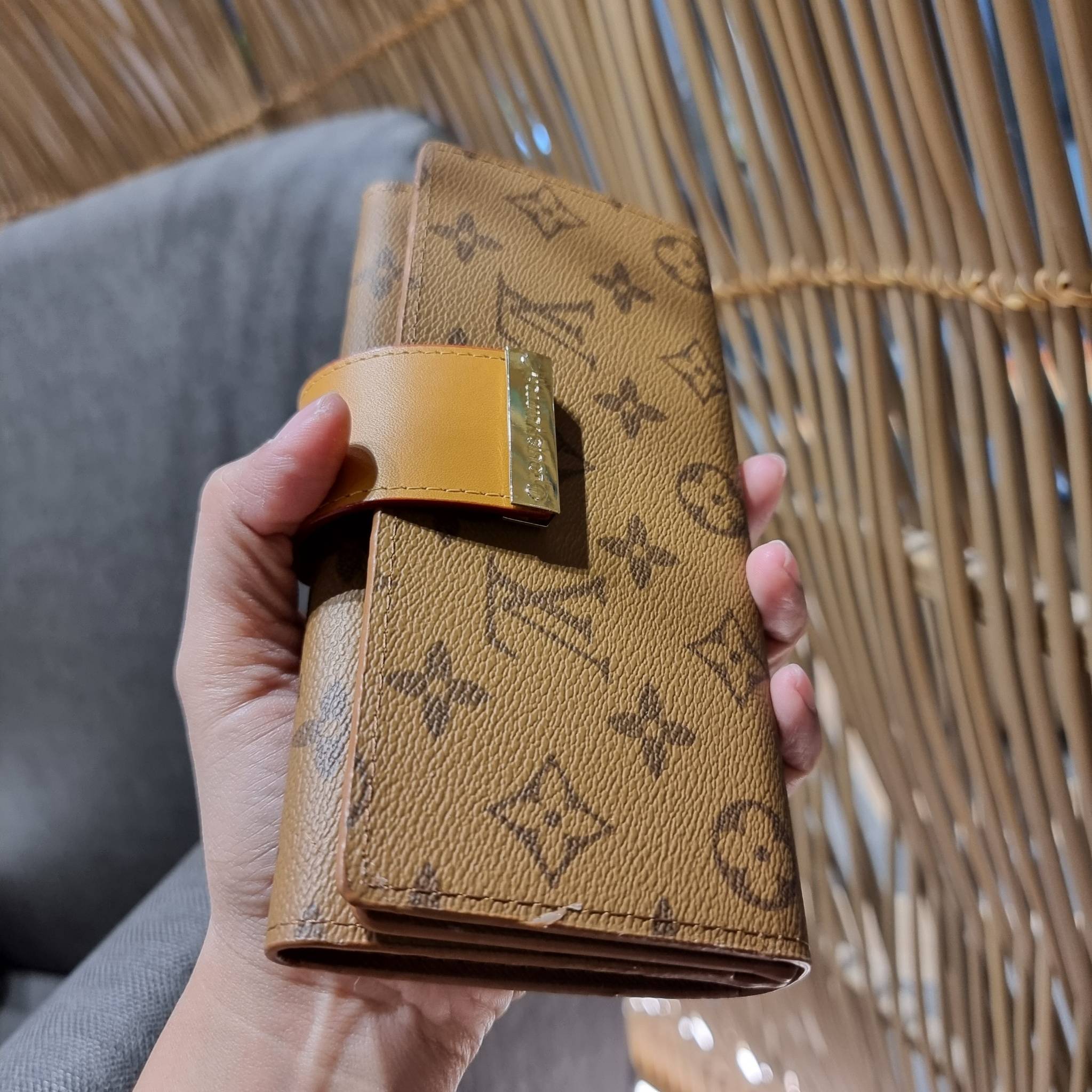 VIP 】ได้เวลาเปลี่ยนกระเป๋าสตางค์รับทรัพย์กันแล้ว!! LV vip wallet กระเป๋าสตางค์พรีเมี่ยมกิ๊ฟ เป็นไอเท็มหายาก ที่สาวๆต้องว้าว!! ใบยาวขนาดกำลังเหมาะมือ ถือแล้วขับผิวทุกสี วัสดุหนังแคนวาส ทนทาน เปิด-ปิดด้วยกระดุม ภายในมีช่องใส่บัตรเยอะมาก แบ่งสัดส่วนสวย ใส่ธน