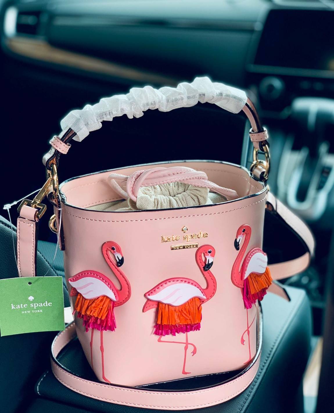 Kate spade new york Flamingo Pippa Bucket Bag 🍭รุ่นแนะนำ ราคานี้หายากแล้วจร้าา กระเป๋าหิ้วหรือสะพายข้างได้ ทรงถัง วัสดุหนังแกะแท้ สัมผัสหนังนิ่มมือดีมากๆค่ะ ด้านหน้าแต่งรูป Flamingo ดูเก๋มากๆค่ะ มีอะไหล่แบรนด์ ปากกระเป๋าแบบหูรูด ภายในกระเป๋าโล่ง ใ
