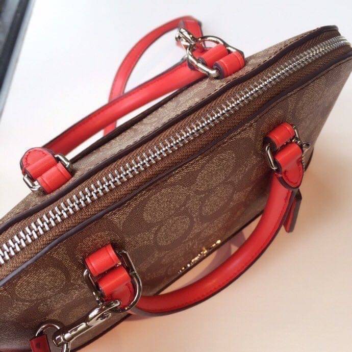 Coach Mini Sierra Signature กระเป๋าถือทรงโดม ภายในกว้างสามารถใส่กระเป๋าเงินเล็ก และมือถือได้ และยังมีช่องซิปเล็ก 1 ช่อง ด้านหลังมีกระเป๋าเล็กเก็บบัตร 1 ช่อง ใครยังไม่มีพลาดไม่ได้แล้วนะคะ
