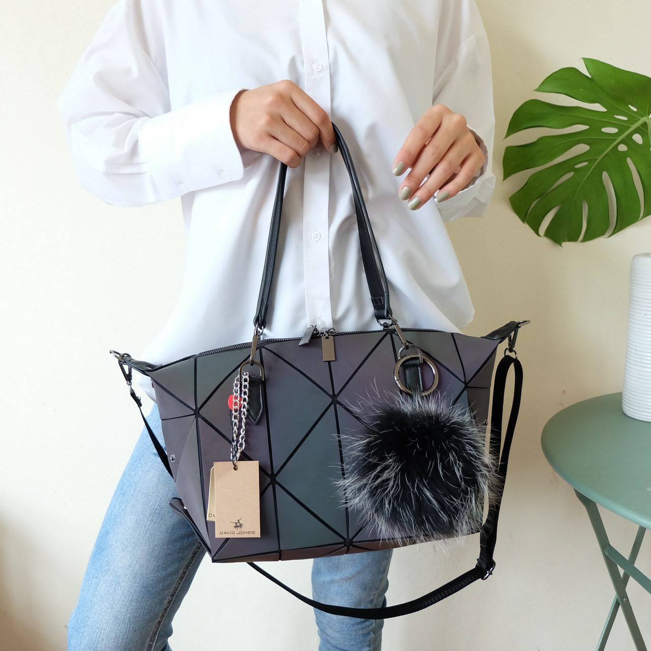 มาใหม่ กระเป๋าถือ/สะพาย ทรงสวย เหมือนซื้อ1ได้4 โอ้ย 🤩🤩 คุ้มสุดๆไปเลยค่า เพราะตัวกระเป๋าปรับได้ถึง4 แบบตามการใช้งานเลยน๊าแถมตัวกระเป๋าน้ำหนักเบาอีกด้วย ✨✨✨ สายสะพายถอดได้แถมสายยาวให้อีก 1 เส้น กระเป๋าทรงสุดฮิตจากแบรนด์ 