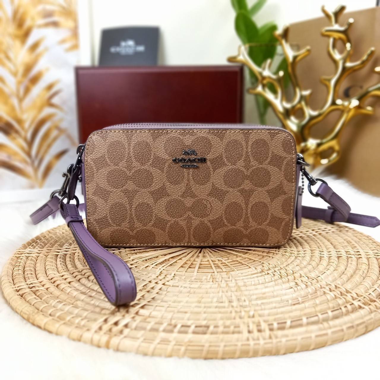 COACH KIRA CROSSBODY IN SIGNATURE CANVAS (COACH F89399)🍁เหมาะมือมาก หยิบใช้ง่ายสบายเลย🌈//รุ่นนี้ จะถือ จะคล้องมือ สะพายคลอสบอดี้ ได้หลายลุค จัดวางตามต้องการได้เลย // มีสายคล้องมือ และสายยาว สามารถถอดได้ทั้ง 2 สาย //เปิด-ปิดด้วยซิป มี2 ช่อง
