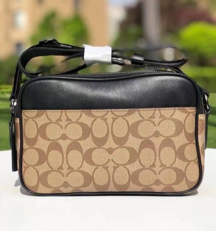 COACH GRAHAM CROSSBODY IN SIGNATURE CANVAS (COACH C4149) กระเป๋าครอสบอดี้รุ่นยอดฮิตสำหรับหนุ่มๆ ที่สาวๆก็ใช้ได้!! รูปทรงดีไซน์คลาสสิค ใช้งานสะดวก วัสดุหนังแคนวาสเคลือบลาย เปิด-ปิดด้วยซิป ภายในเป็นช่องโล่ง ใส่ของสำคัญได้ครบ สายสะพายปรับได้ตามตัว มีมาให้ช้อ