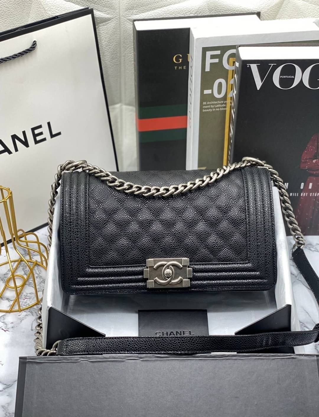 หนังแท้ CHANEL BOY 10" หนังคาเวียร์ อะไหล่เงิน/ทอง พร้อมส่งที่ไทย หนังลูกวัวแท้ อะไหล่โลหะสีรูทีเนียม สวยคลาสสิกทุกยุคสมัย เกรดออริจินอล 1:1 ภาพสินค้าถ่ายจากงานขายจริง ใช้งานต่างประเทศได้