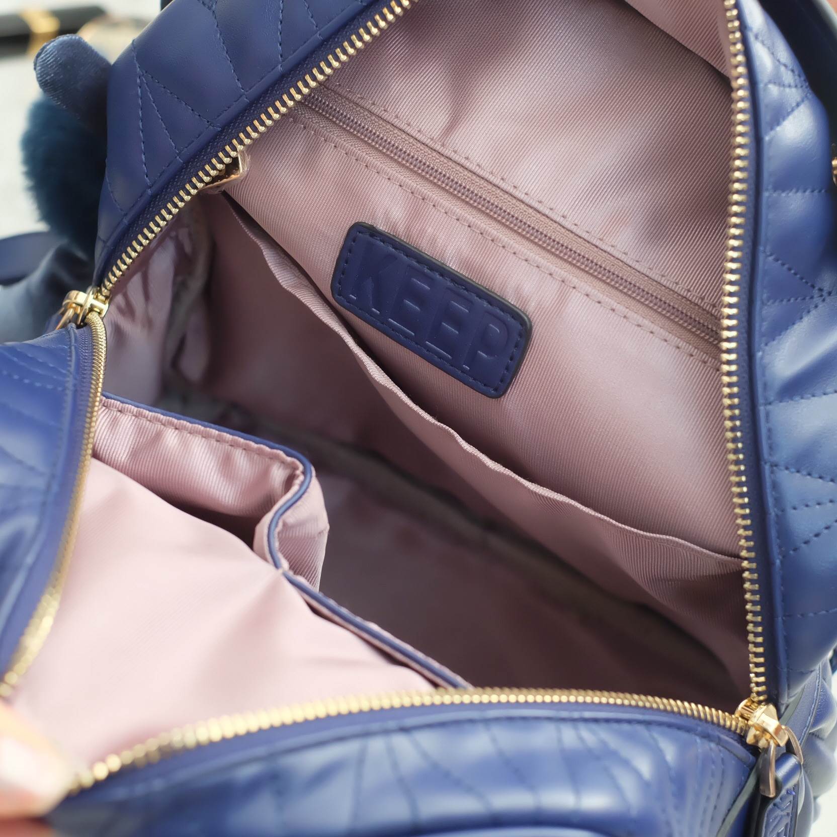 KEEP ' Paris ' backpack 🎒👟 เป้ หนังแกะแท้ ระดับตำนาน ที่ครองใจสาวๆ เป็นอันดับหนึ่ง งานดี งานคุ้ม ต้องใบนี้เลย =>> กระเป๋า หนังแกะแท้เนื้อดี งาน handmade เย็บแบบฝีมือต่อฝีมือ เพิ่อให้ได้ใบนี้ =>> ตัวกระเป๋าน้ำหนักเบา ด