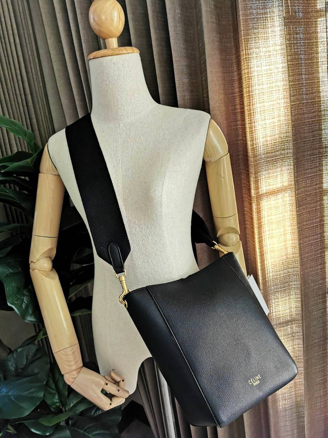 CELINE TRIOMPHE BUCKET BAG VIP GIFT WITH PURCHASE (GWP) พรีเมี่ยมกิ๊ฟ Limited Edition จาก CELINE PERFUME DUTY FREE COUNTER วัสดุหนังแท้ CALFSKIN ดีไซน์ทรง Bucket ขนาดกำลังดี มาพร้อมใบเล็กด้านในแยกใช้ได้ น้ำหนักเบา ภายในกว้างใส่ของใช้ได้เยอะพร้อมสายสะพายให