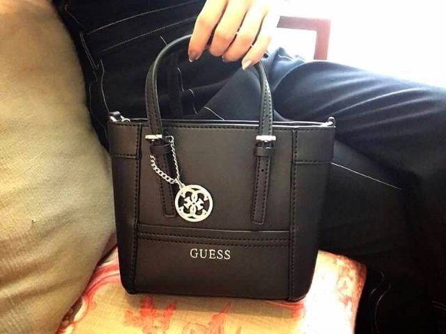GUESS SAFFIANO MINI CROSS BODY BAG กระเป๋าถือหรือสะพายรุ่นยอดนิยมจาก GUESS หนัง Saffiano สวยอยู่ทรงสไตล์ PRADA ขนาดกำลังดีน้ำหนักเบา ด้านหน้าประดับโลโก้แบรนด์ พร้อมพวงกุญแจโลโก้แบรนด์ห้อยที่หูกระเป๋าสามารถถอดเเยกใช้ได้ เปิดปิดด้วยซิปสะดวกใช้ ภายในมีโลโก้ 