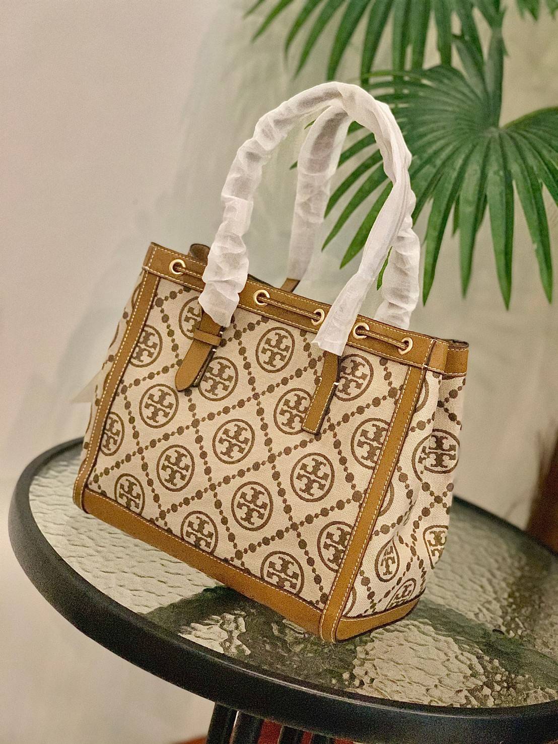 OUTLET 】Tory Burch T Monogram Jacquard Tote Bag ใบใหญ่ใส่จุมากค่ะสาวๆ! พร้อมส่ง! กระเป๋าที่สามารถใช้ได้กับทุกๆวัน วัสดุJacquard+หนัง ได้ลงตัว สวยงามค่ะ ปากกระเป๋าแบบหูรูด ที่จับอะไหล่แบรนด์สวย ภายในกระเป๋ากว้างมากๆ สาวๆที่สัมภาระเยอะนี่หายห่วงไปเลยค่ะ มีช