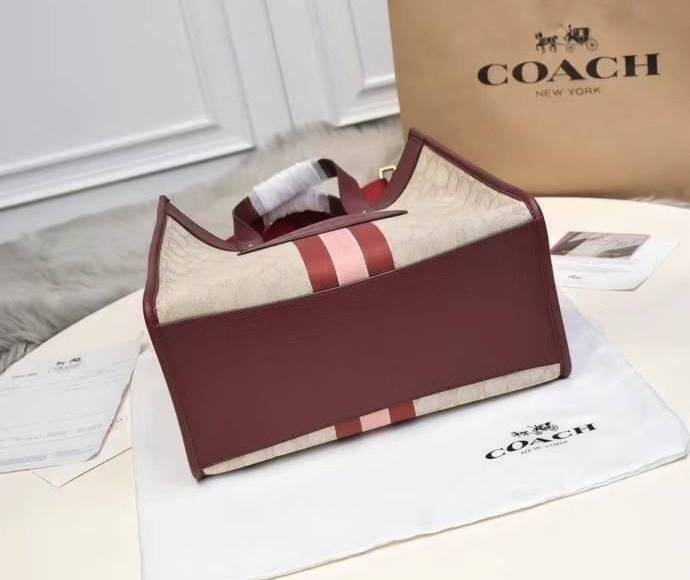 OUTLET 】COACH DEMPSEY TOTE IN SIGNATURE JACQUARD COACH C1917 Dempsey Field Tote คอลเลคชั่นใหม่ เอาใจสายคุณหนู กระเป๋าทรงโท้ท ไซส์กำลังสวย น่ารักน่าใช้มากๆ ฟังก์ชั่นการใช้งานสะดวกที่สุด มีทั้งสายคล้องในตัว และสายครอสบอดี้ วัสดุผ้า jacquard สลับหนัง pepble 