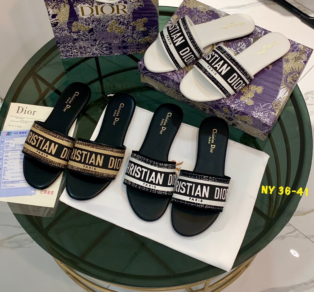 พร้อมส่ง Dior Sandals รองเท้าแตะดิออ งานคัดเกรดคุณภาพทอละเอียด ปั้มแบรนด์ พื้นยางกันลื่นอย่างดี กระชับเท้า ใส่สบายเดินได้นาน ไม่เจ็บไม่บีบเท้า สวยเกินราคา ภาพถ่ายจากงานจริง สวยตรงปกค่ะ