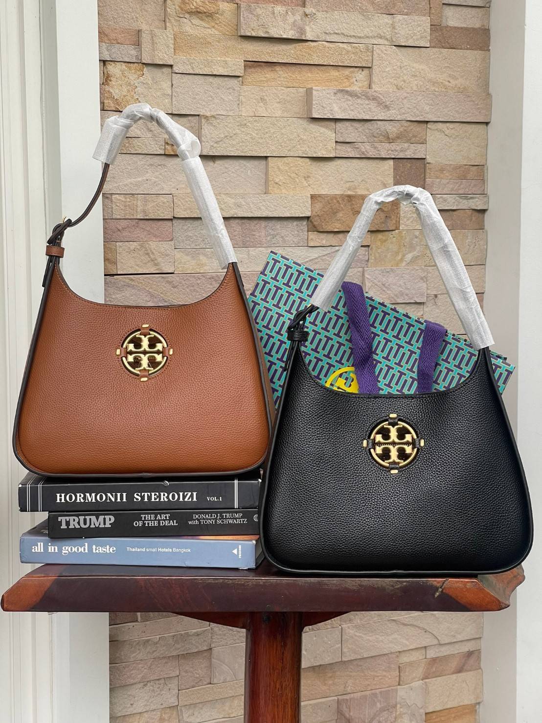 Tory Burch Miller Small Classic Shoulder Bag กระเป๋าที่เป็นได้มากกว่ากระเป๋าสะพายไหล่ โดยทางแบรนด์มีการออกแบบที่การต่อสายให้มาในลุคช์สะพายข้างได้ เป็นเอกลักษณ์ไม่ซ้ำใคร รูปทรงคลาสสิค เปิดปิดด้วยแม่เหล็กเพิ่มความปลอดภัย วัสดุหนังวัวแท้นุ่มต่อผิวสัมผัส มาคู