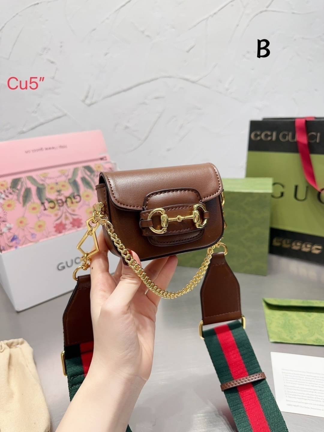 GUCCI Horsebit 1955 strap wallet พร้อมส่ง! กระเป๋าไซส์มินิน่ารัก มี 5 สีให้เลือก สายสะพายถอดได้ เลื่อนปรับระดับได้ เป็นอีกรุ่นที่น่าใช้มากๆ สินค้าแนะนำ