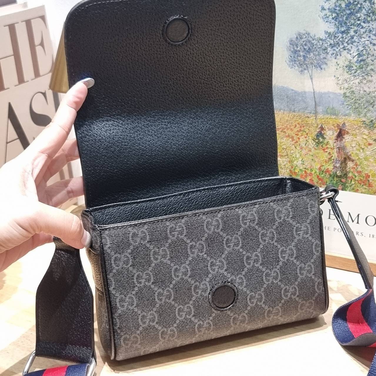 GUCCI GG Black mini bag กระเป๋าครอสบอดี้ที่สะพายได้ทุกโอกาส สีดำคลาสสิก กว่าสีนี้จะมาคือรอนานมาก เป็นหนึ่งสีสุดฮอตที่หายากสุดๆ มาในรุ่นสปอร์ต ทรงกะทัดรัด ขนาดกำลังดีพกพาสะดวก