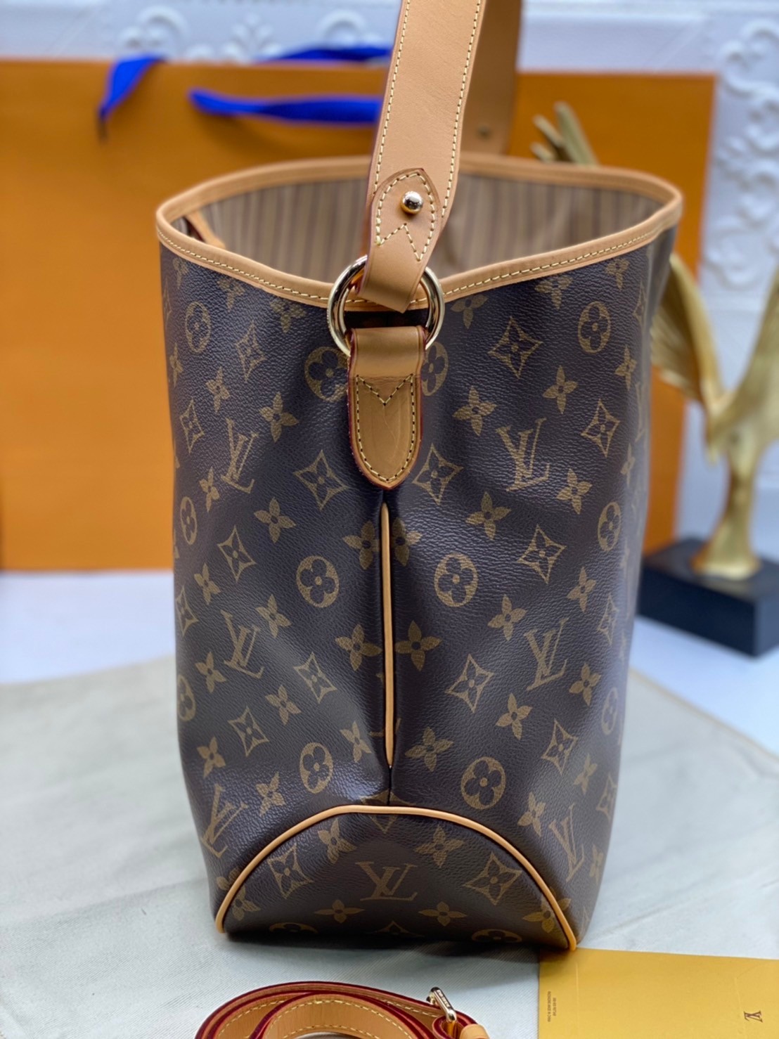 LV Monogram Delight Canvas มี 2 ขนาด กระเป๋าสะพายข้างทรงสูงใบใหญ่หนังแกะสังเคราะห์ หูหิ้วปั้มโลโก้ ด้านในมี1ช่องซิป 1ช่องใส่ของจุกจิ๊ก อะไหล่ทองหรูหรา มีสายยาว ถอดสายได้ ปรับระดับได้ จุของได้เยอะ หรูหรา สวยงาม เหมาะกับทุกโอกาศ ต้องมีติดตู้ห้ามพลาดเลยค่า