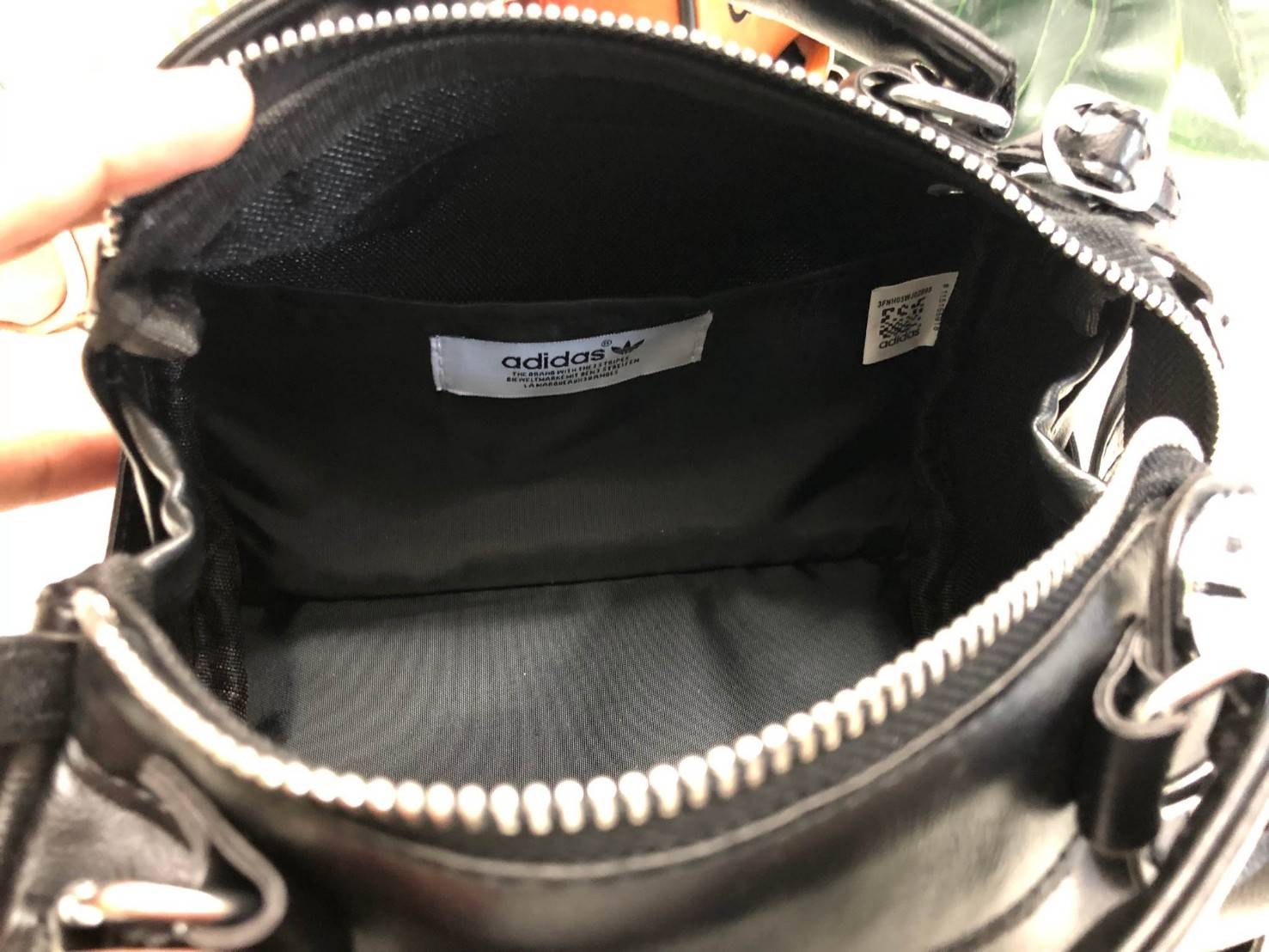 Adidas mini shoulder bag and messenger bag 2018 พร้อมส่งล็อตราคาพิเศษ พร้อมสีใหม่ล่าสุด !! กระเป๋าสะพายข้างแนว Sport วัสดุ pu หนังนิ่ม น้ำหนักเบาค่ะ ใช้ได้ทั้งด้านหน้าและหลัง ตัวกระเป๋าสกรีนโลโก้แบรนด์ เปิดปิดกระเป๋าแบบซิป ภายในโล่ง กว้างสามารถใส่มือถือได