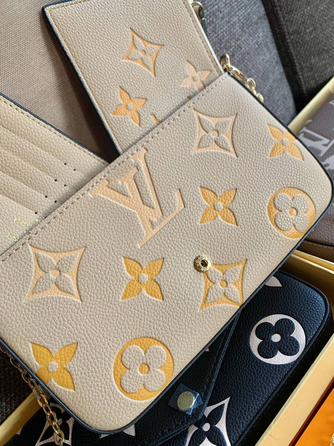 VIP 】Louis Vuitton Pochette Felicie ใบจริงหนังสวยมากๆค่า! ✔️กระเป๋าแบบคลัท มีสายสะพายโซ่มาให้ด้วยค่ะ ✔️หนังแกะสังเคราะห์อย่างดี ลายหนังสวย ปั้มลายแบรนด์ทั้งใบ ✔️รุ่นนี้มาพร้อมกระเป๋าเล็ก สำหรับใส่บัตรได้1ใบ//ใส่ธนบัตรแบบมีซิปรูดอีก1ใบ