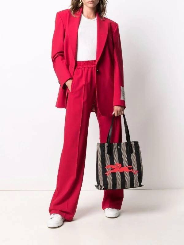 Longchamp Essential Stripes shoulder bag อีกหนึ่งคอลเลคชั่นสำหรับใครที่ต้องการกระเป๋าแบบใช้งานได้ในหลาย ๆ โอกาส การเลือกกระเป๋าขนาดเล็กย่อมไม่สะดวกและไม่ครอบคลุมต่อการใช้สอยอย่างแน่นอน Longchamp รุ่นนี้สามารถตอบโจทย์ ในการใช้งานที่หลากหลายขึ้น เพราะบางครั