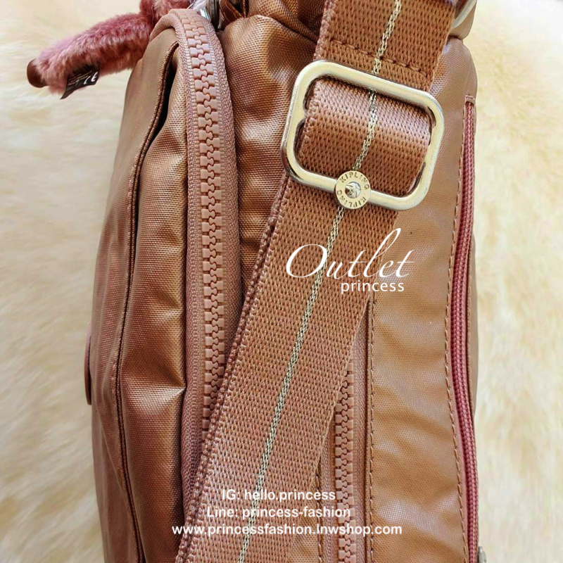 KIPLING CAI (K12587) กระเป๋าสะพายสีชมพูสดใส มาพร้อมกับพวงกุญแจลิงสีกุหลาบเข้ากับสีกระเป๋าสวยน่าใช้มากๆค่ะ ตัวกระเป๋าเปิดปิดด้วยซิปเป็นหลัก มีหลายช่องซิปแบ่งใส่ของได้เป็นสัดส่วน ภายในโล่งกว้าง สามารถใส่กระเป๋าสตางค์ใบยาวและมือถือได้ทุกรุ่น สายสะพายปรับสั้น