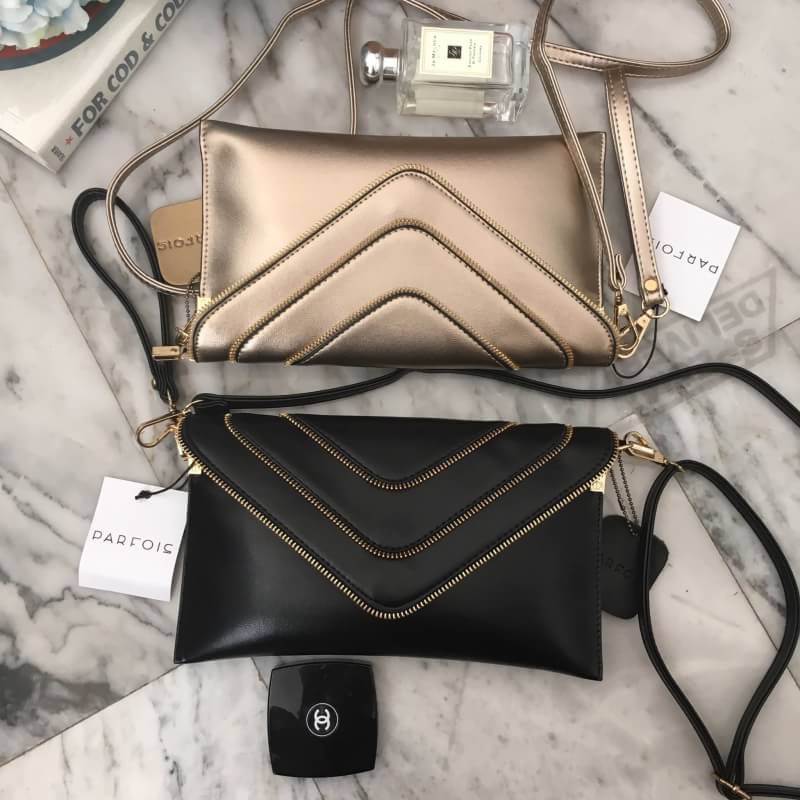 Best Item ! PARFOIS Clutch bag with strap รุ่นหายาก 🌼 กระเป๋าสะพาย ดีไซน์สุด chic เรียบหรูมากคะ ตัวกระเป๋าปรับเก็บสายถือเป็น clutch bag ได้คะ มีสายคล้องข้อมือ และสายยาว 2 แบบคือ โซ่ทอง และ สายหนัง สวยคุ้ม ขนาดกะทัดรัด พร้อมช่องใหญ่ปิดซิป 1 และ มีช