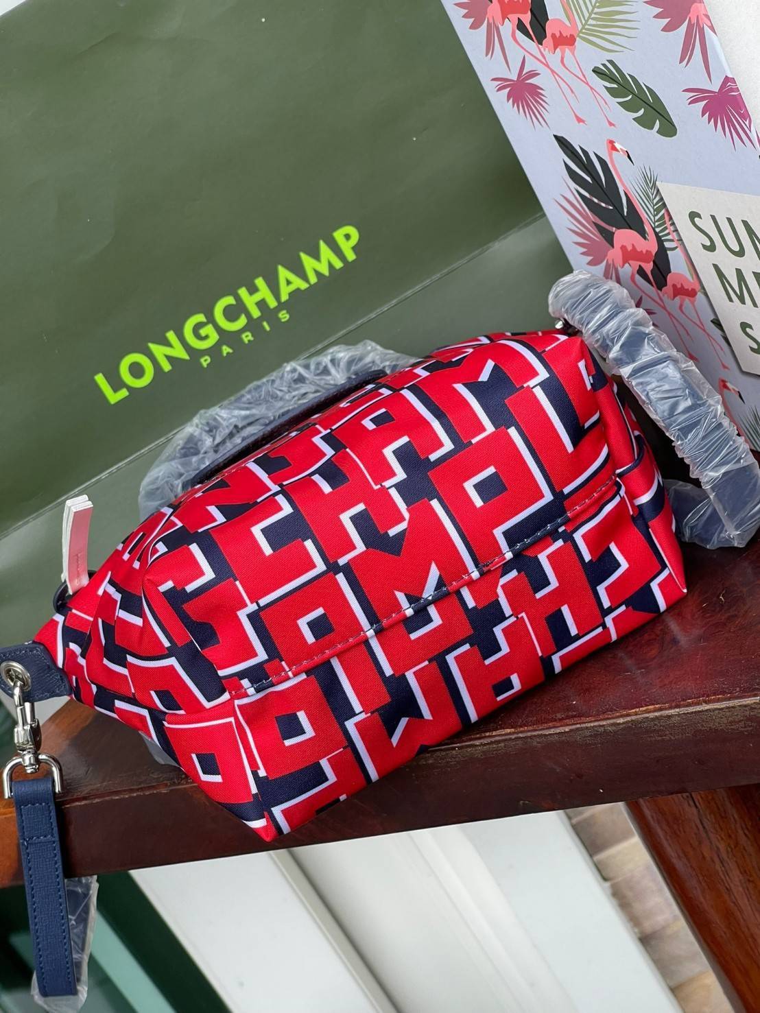 LONGCHAMP LE PLIAGE COLLECTION TOP HANDLE BAG XS พบกับคอลเลคชั่นใหม่ล่าสุด มีดีไซน์ที่เรียบหรูและคลาสสิก แฝงด้วยลูกเล่นแบบเฟมินีน แถมยังมีน้ำหนักเบาอย่างไม่น่าเชื่อ มาพร้อมกับหูจับกระเป๋าคู่และฝาปิดแบบกระดุม กระเป๋าถือใบนี้สามารถใช้ถือแบบทั่วไป มีสายสะพาย