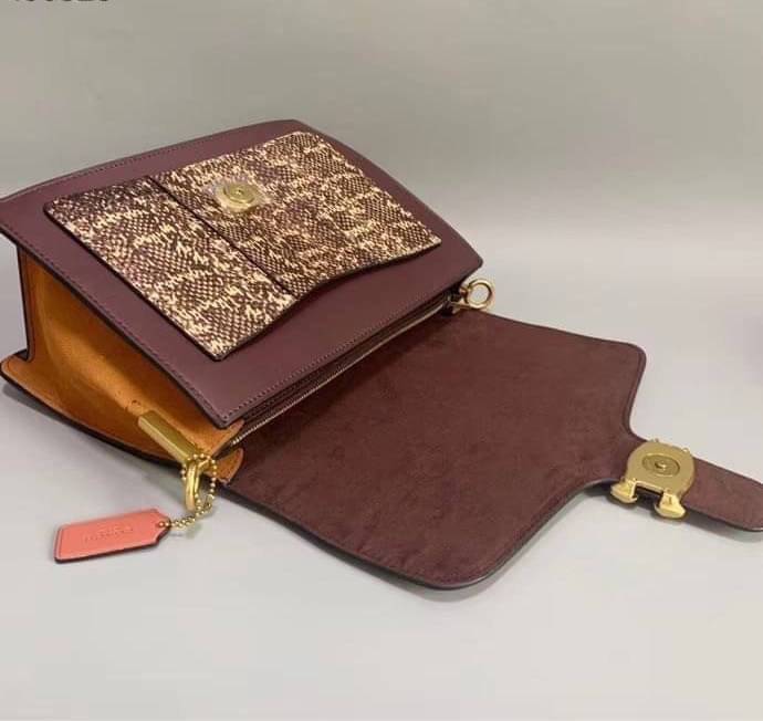 OUTLET 】COACH Tabby Shoulder Bag พร้อมส่งที่ไทย A modern take on an archival 1970s Coach design, our structured Tabby shoulder bag is crafted in polished pebble leather. Finished with our Signature hardware for an iconic touch, the versatile silhouette fe