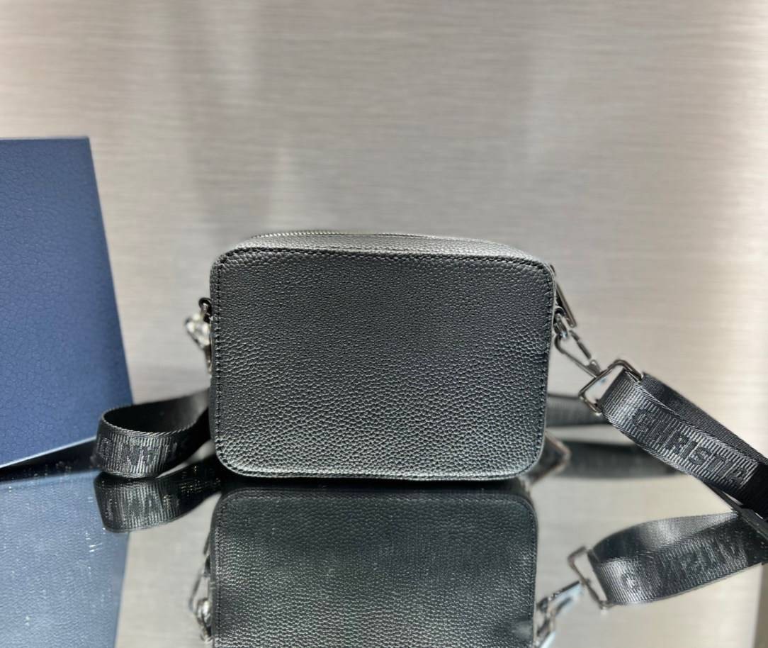 หนังแท้ CHRISTIAN DIOR BLACK GRAINED CALFSKIN POUCH WITH SHOULDER STRAP BAG พร้อมส่งที่ไทย เกรดออริจินอลหนังแท้ทั้งใบ ภาพสินค้าถ่ายจากงานขายจริง ใช้งานต่างประเทศได้