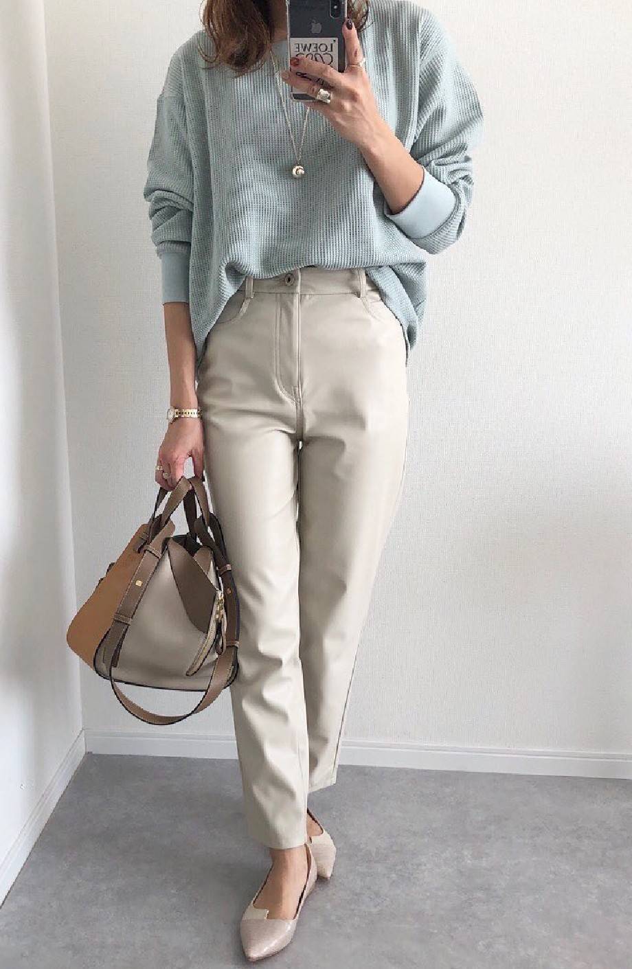 LOEWE HANDLE & SHOULDER BAG GIFT WITH PURCHASE (GWP) กระเป๋าถือหรือสะพายหนังแท้พรีเมี่ยมกิ๊ฟ Limited จาก LOEWE PERFUME DUTYFREE รุ่น Rare items สุดๆวัสดุหนังแท้ Calfskin หนังสวยดีไซน์มีเอกลักษณ์ ใบใหญ่กำลังดี น้ำหนักเบา สามารถปรับได้หลายทรง ด้านข้างมีซิปป