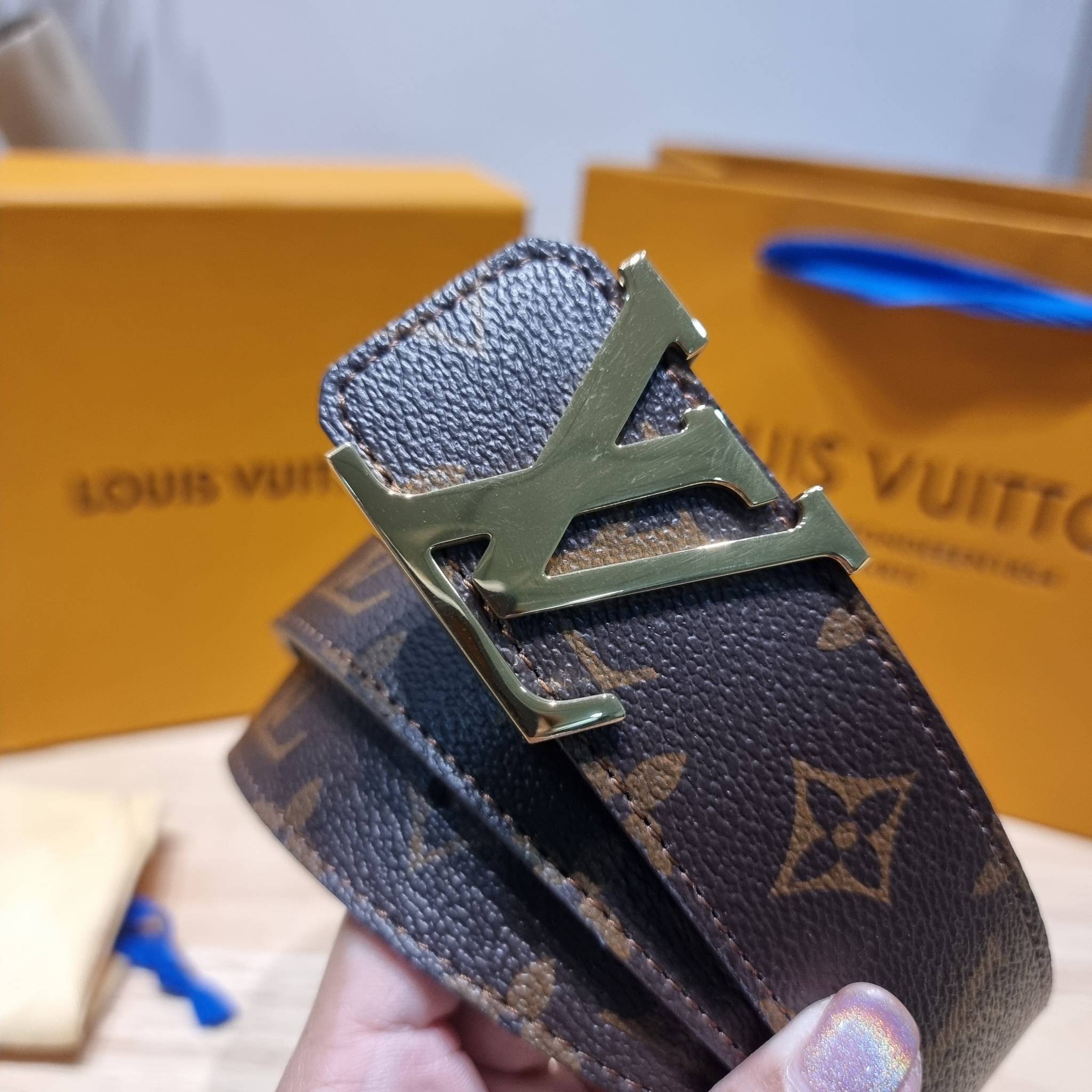 LV Belt Monogram / Silver- Gold เข็มขัดสุดคลาสสิค เรียบง่าย ผู้ดี เป็นซิกเนเจอร์ ด้วยดีไซน์ที่เป็นอมตะ หัวเข็มขัด solid steel อะไหล่ทองและอะไหล่เงินโดดเด่น