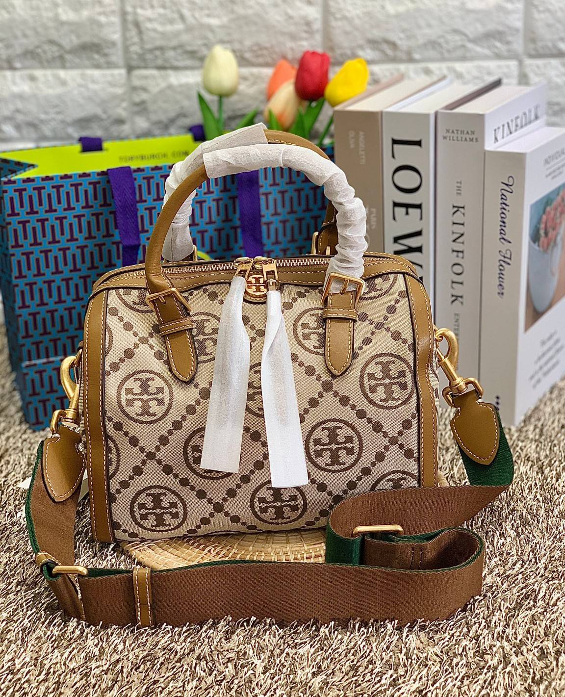 สวยก่อนใครแน่นอนค่ะนาทีนี้💋 💥รุ่นที่กำลังฮิตมากตอนนี้ของเหล่าคนดังใน ตปท.! TORY BURCH T MONOGRAM JACQUARD BARREL ((ใบใหญ่)) พร้อมส่งที่ไทยทันที! กระเป๋าทรงหมอนจาก Tory burch วัสดุ jacquardทอลายแบรด์+หนังแท้ ได้สวยงามหรู ดูคลาสสิคมากๆค่ะ เป