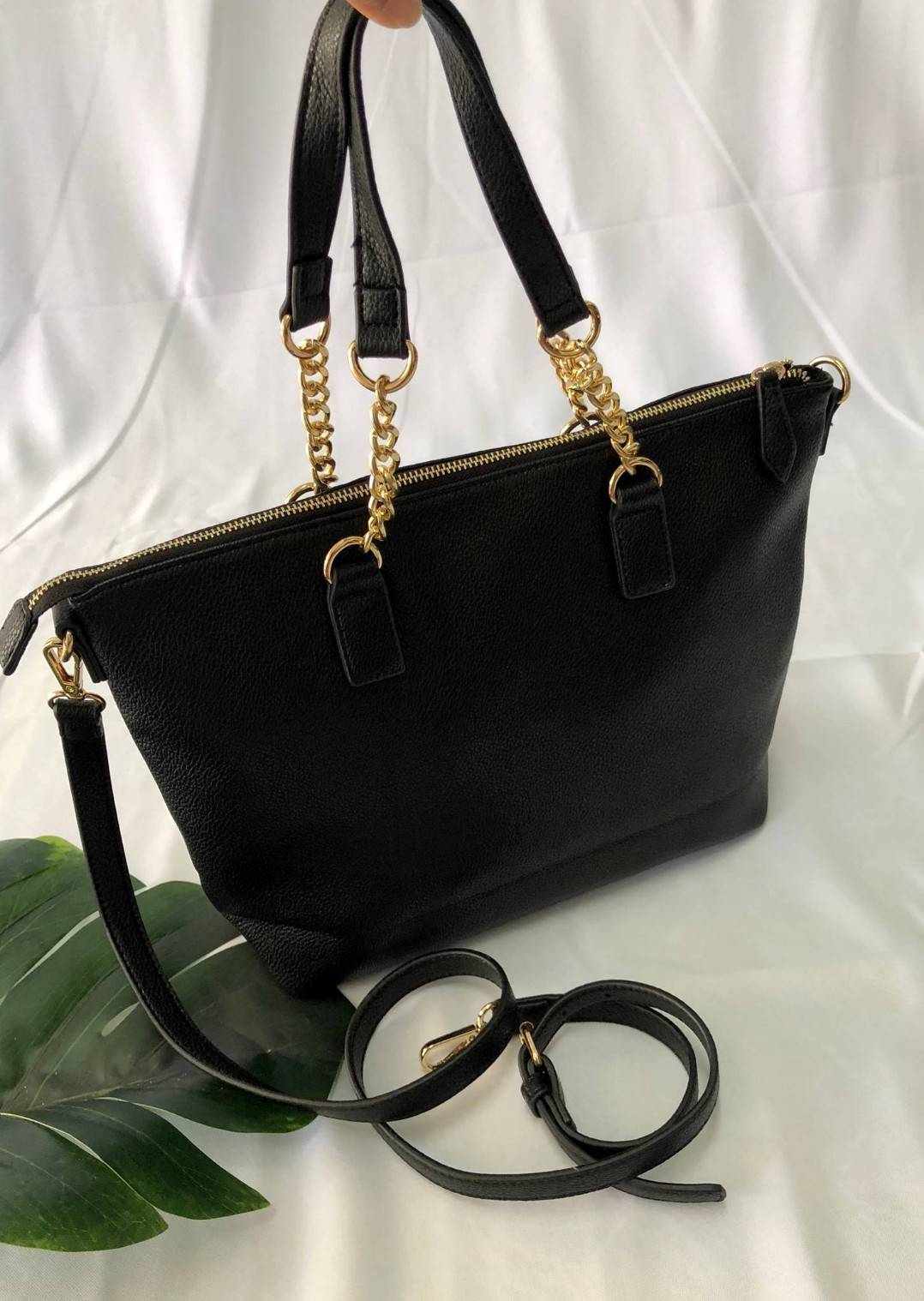 GUESS PU HANDBAG//SHOULDERBAG สินค้าเข้าใหม่!! กระเป๋าถือ/คล้องแขนหรือสะพายข้าง วัสดุหนังนิ่ม น้ำหนักเบา น่าใช้ ด้านหน้าติดอะไหล่โลโก้แบรนด์ประดับเม็ดคริสตัลหรู เปิดปิดกระเป๋าแบบซิป ภายในโล่ง ใส่ของจุ มีช่องซิปและช่องเล็กใส่ของจุกจิก หูหิ้วแบบโซ่ต่อหนังสว