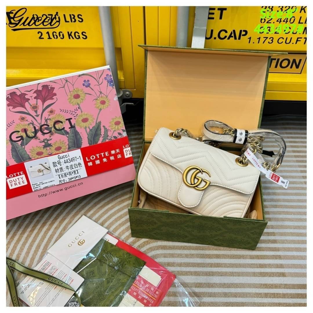 GUCCI GG Marmont shoulder bag กระเป๋าสะพายข้างรุ่นคลาสสิค สะพายขับผิว ดูแพง อัพลุคได้สบายๆ เปิด-ปิดด้วยตัวกดล็อคแน่นหนา ด้านหลังดีไซน์รูปหัวใจ