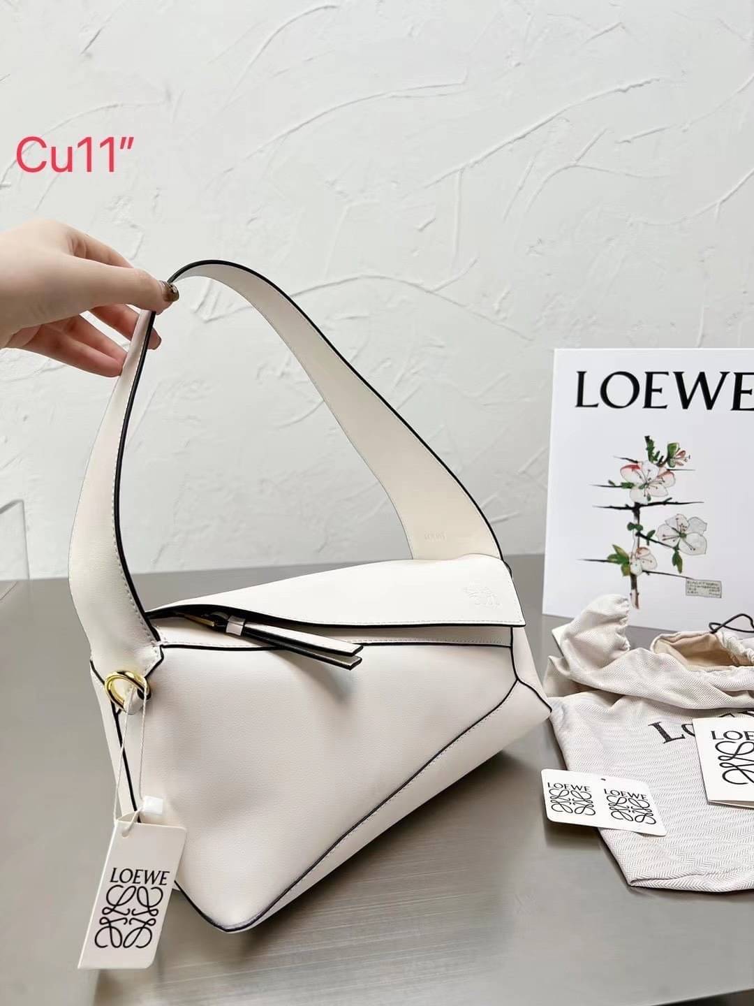 LOEWE Puzzle Hobo bag in nappa calfskin กระเป๋าสะพายไหล่มีความพิเศษในหลายด้าน ไม่ว่าจะเป็นรูปทรงที่แปลกใหม่ มินิมอลด้วยโลโก้อนาแกรมแบบประทับ ดูหรู เป็นกระเป๋า Unisex ที่ไม่ว่าคุณจะเป็นผู้หญิงหรือผู้ชายก็ใช้งานได้