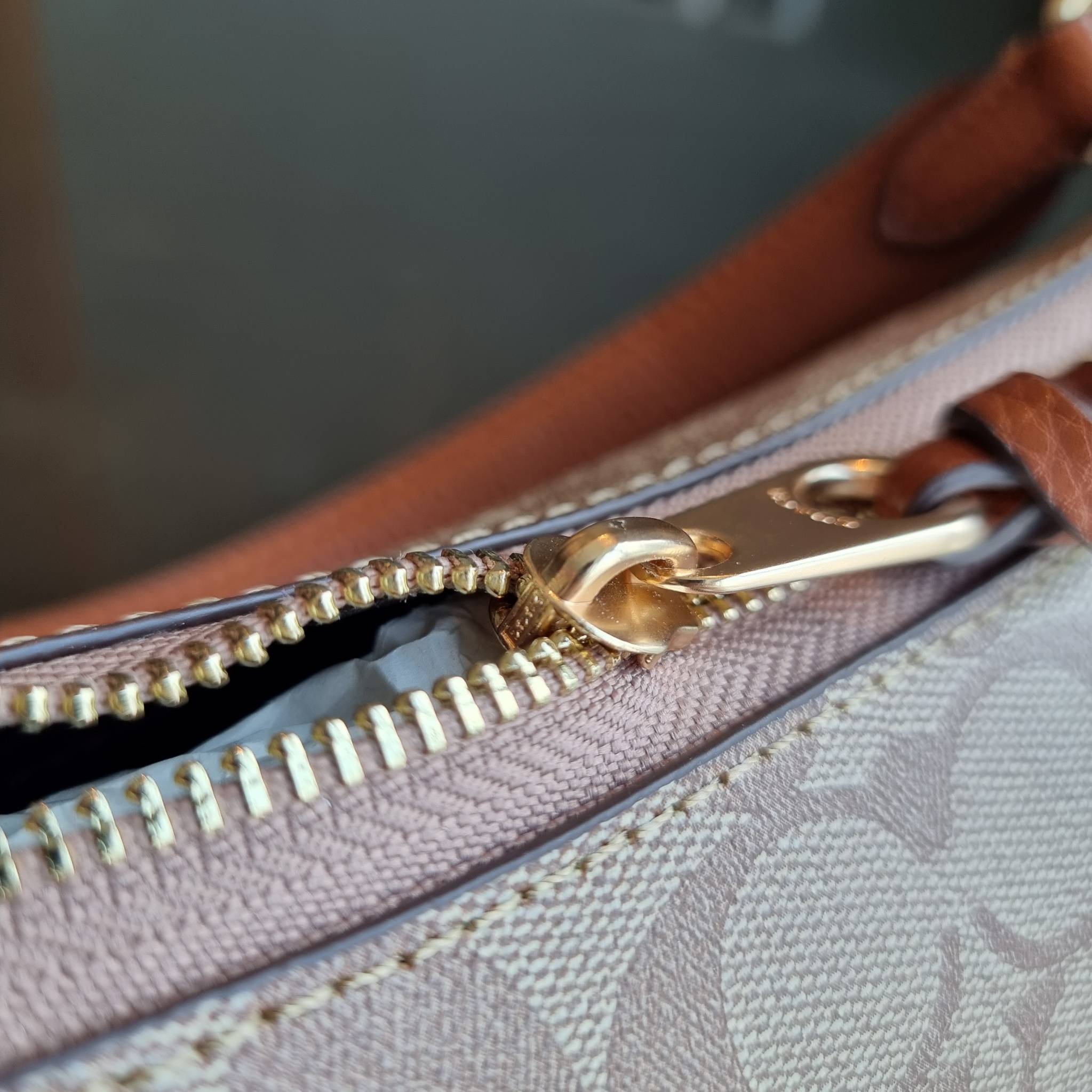 COACH C7223 PENNY SHOULDER BAG 25 IN SIGNATURE CANVAS คอลเลคชั่นเพนนีสุดคิ้วท์ ในรูปแบบของกระเป๋าสะพายไหล่กึ่งทรงพอช พร้อมเสิร์ฟความสวยถึงบ้านไปเลย!! ด้วยดีไซน์คลาสสิคย้อนยุค ที่แอบแฝงความเรียบหรู มาพร้อมสายสะพาย 2 เส้น เป็นสายคล้องมือและสายสะพายครอสบอดี้