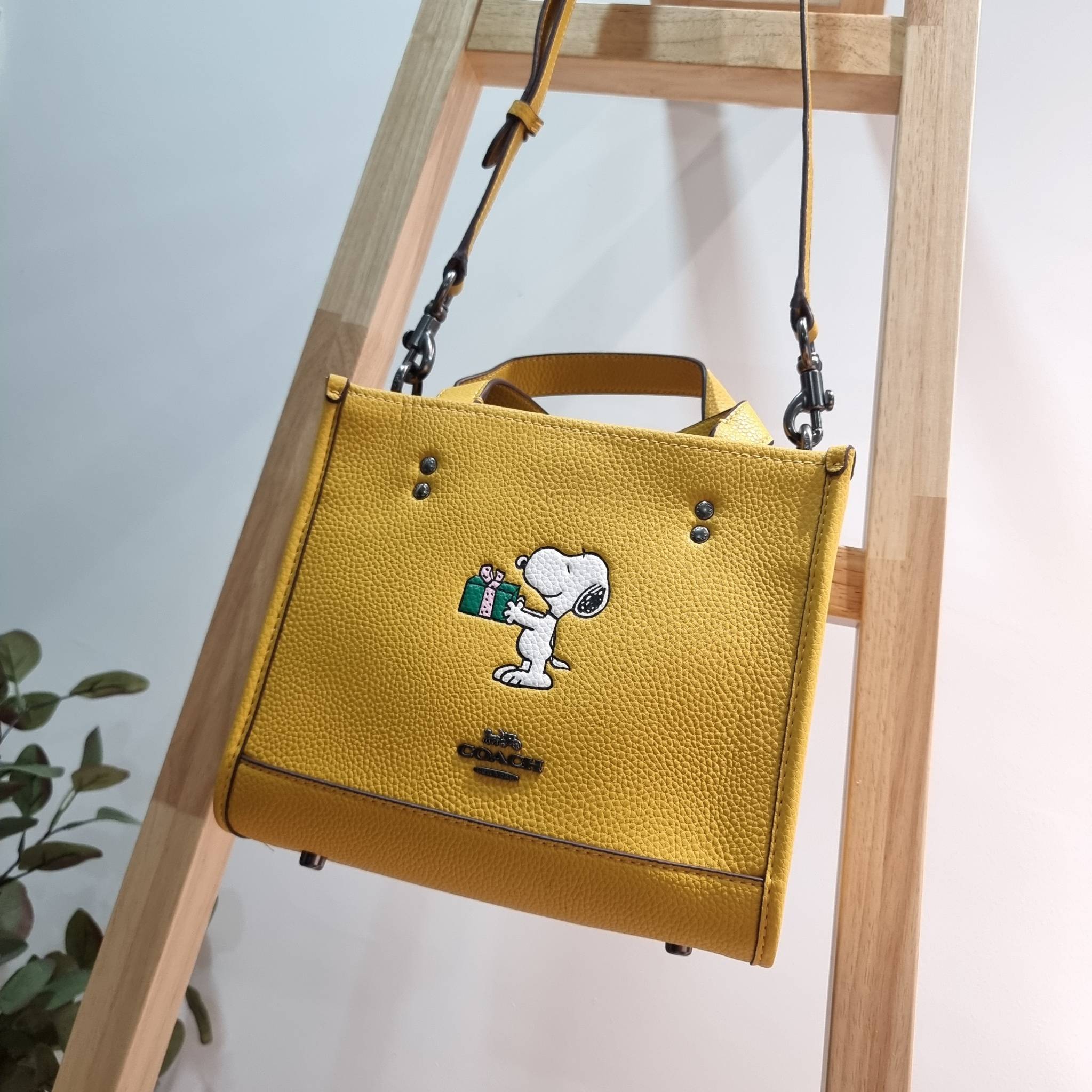 coach x peanuts dempsey tote 22 with snoopy present motif CE918 คอลเลคชั่นใหม่ น้องน่ารักเกินต้านไปมาก!! กับกระเป๋าทรงโท้ท ไซส์กำลังสวย ดีไซน์ ลายการ์ตูนยอดฮิต ที่ใครๆก็ต้องรู้จัก พิมพ์คมชัดลงบนหนัง pepble ผิวสัมน่าใช้ ปากกระเป๋ามีกระดุมแม่เหล็กปิดกันของห