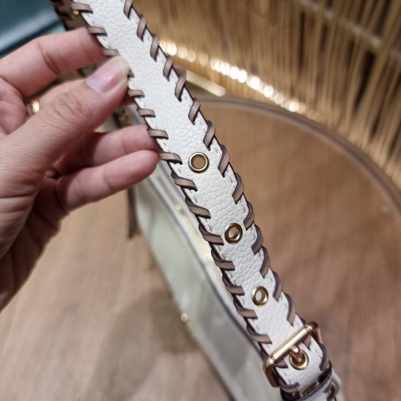 COACH C4108 BAILEY HOBO WITH WHIPSTITCH BEST SELLER ต้องมา!! กระเป๋าทรงโฮโบ ดีไซน์หรูหรา แมชท์ง่ายกับทุกไลฟ์สไตล์ วัสดุหนัง pepble หนังนิ่มสวย เปิด-ปิดด้วยซิปรูดใช้งานง่าย ภายในโล่งกว้าง สายคล้องสะพายไหล่ มีดีเทลน่ารักน่าใช้ ใช้งานสะดวกและง่ายต่อการใช้ชีว