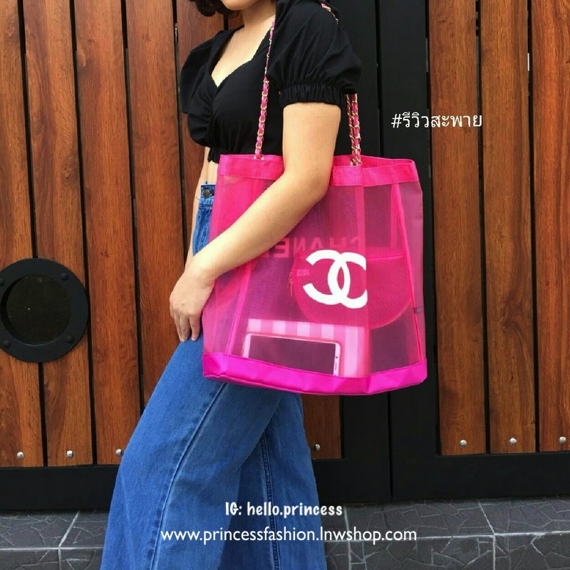พร้อมส่งความสวยหรู สีชมพูน่ารัก 💕 Chanel Shopping Bag With Ribbin กระเป๋าสะพายใบใหญ่ทรง Shopping Bag Limited Edition พรีเมี่ยมกิ้ฟของแท้นำเข้าจาก Chanel Perfume Counter ของแท้100% ใบใหญ่วัสดุ Nylon โปร่ง♡ *อะไหล่ทอง ปั้มโลโก้ CHANEL สีขาว เ