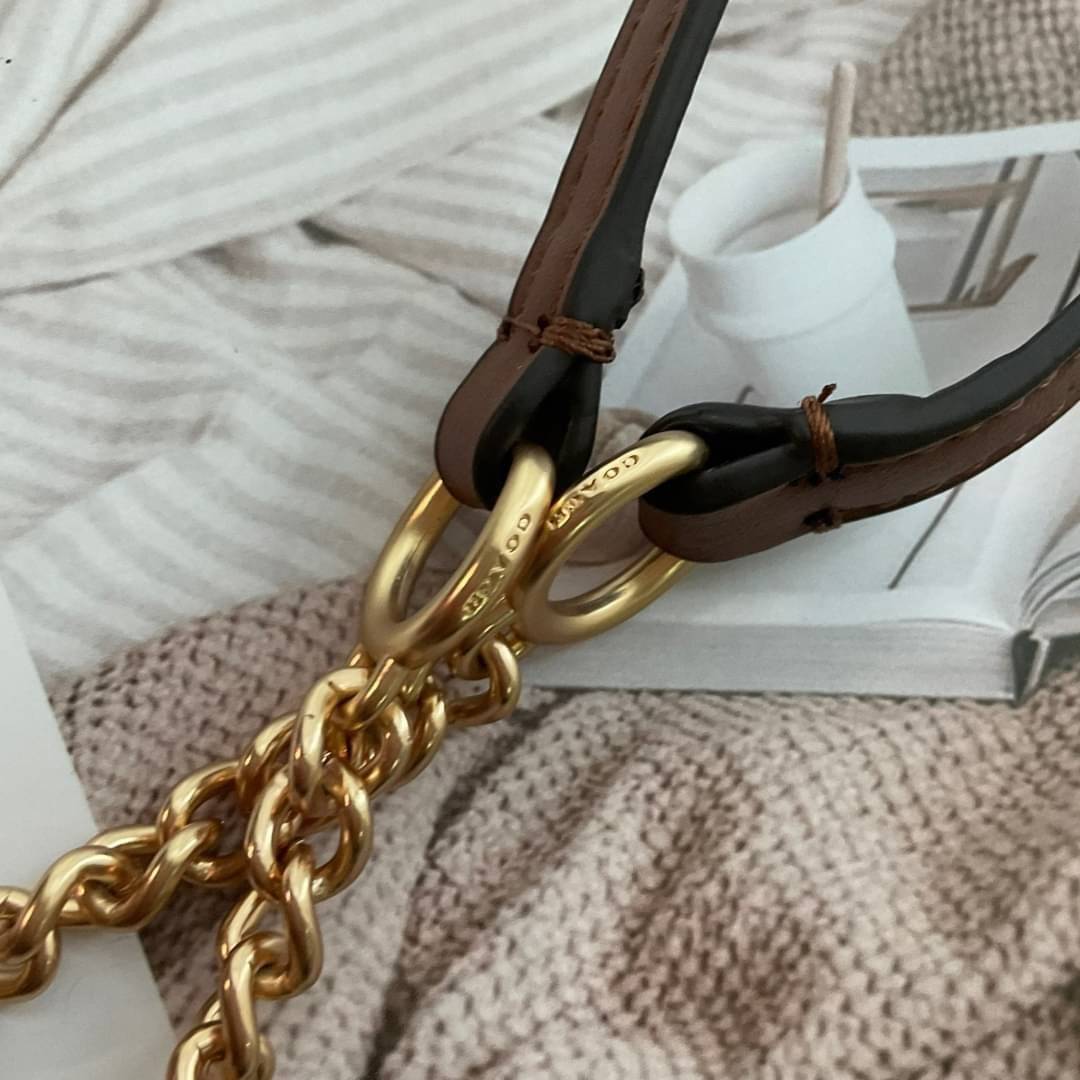 COACH RACHEL PHONE CROSSBODY IN SIGNATURE CANVAS พร้อมส่ง กระเป๋าสะพาย case phone ต้องมา ให้คุณพกพา gadget ล้ำไปได้ทุกที่ ใส่โทรศัพท์มือถือได้ทุกรุ่น ดีไซน์ใหญ่กว่าเดิม