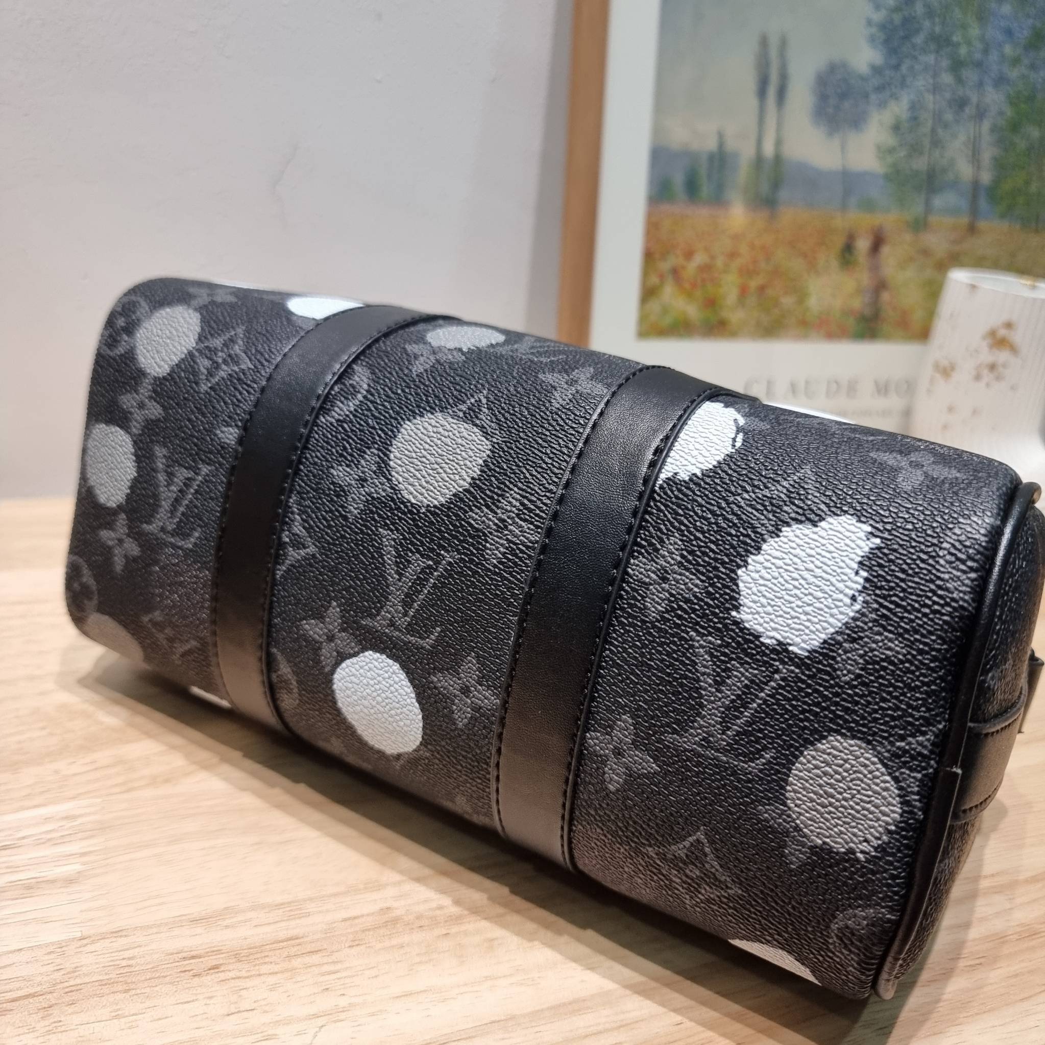 LV x YK KEEPALL BANDOULIERE 25 BAG ย่อส่วนความเท่ให้สะดวกกับชีวิตประจำวัน กับกระเป๋าสะพาย ทรงกระเป๋าเดินทางสุดคลาสสิค ด้วยดีเทลความเป็นเอกลักษณ์ เรียบแต่หรู