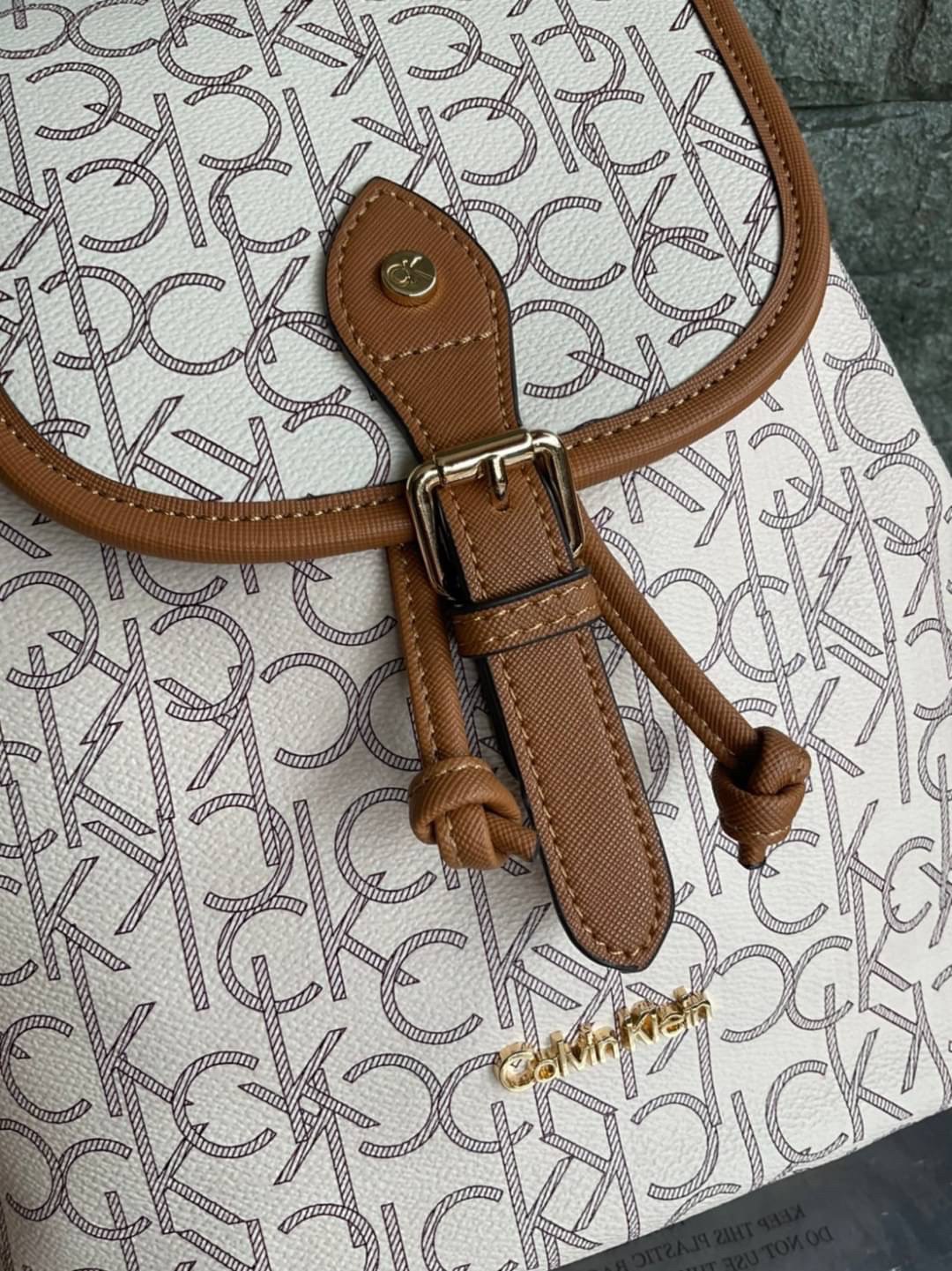CALVIN KLEIN Monogram Backpack กระเป๋าสะพายเป้รุ่นใหม่ชนช้อป รุ่นยอดนิยม วัสดุ PVC คุณภาพดี หนังนิ่มสวย ฐานกระเป๋าแข็ง ตั้งอยู่ทรงรองรับน้ำหนักได้ดีมากๆ ตัวกระเป๋ามีน้ำหนักเบา ด้านหน้าประดับด้วยโลโก้แบรนด์ สายยาวดีไซน์เก๋ สะพายไม่เจ็บไหล่ เลื่อนปรับได้ฟรี