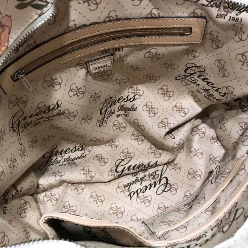GUESS PRINTED FLOWERS SHOPPER BAG (SIZE L) กระเป๋าสะพายทรง TOTE หนังสวยอยู่ทรง ลายดอกไม้ ใบใหญ่กำลังดี น้ำหนักเบา ด้านหน้าประดับโลโก้แบรนด์ อะไหล่เงินพร้อม พวงกุญแจแบรนด์ห้อยที่หูหิ้วถอด เเยกใช้ได้ หูหิ้วเลื่อนปรับระดับได้ เปิดปิดด้วยซิป ภายในกว้างจุได้เย