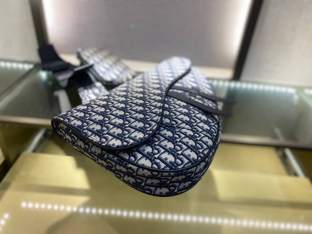 หนังแท้ DIOR MAXI SADDLE BAG Beige and Black Dior Oblique Jacquard พร้อมส่งที่ไทย งานหนังแท้และผ้าแจ็คการ์ดออริจินอล ภาพสินค้าถ่ายจากงานขายจริง ใช้งานต่างประเทศได้