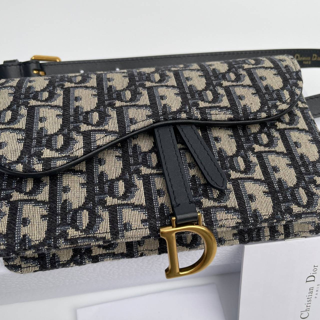 หนังแท้ DIOR SADDLE BELT POUCH Blue Dior Oblique Jacquard กระเป๋าคาดคาอก/คาดเอว เป็นทางเลือกที่ทันสมัยสำหรับกระเป๋าแบบคลาสสิก ตัดเย็บจากผ้าแจ็คการ์ด Dior Oblique โทนสี Navy Blue เข็มขัดถอดออกได้จะช่วยเสริมลุคให้ทุกชุด กระเป๋าคาดเอวจะสะพายไหล่ สะพายข้าง หร