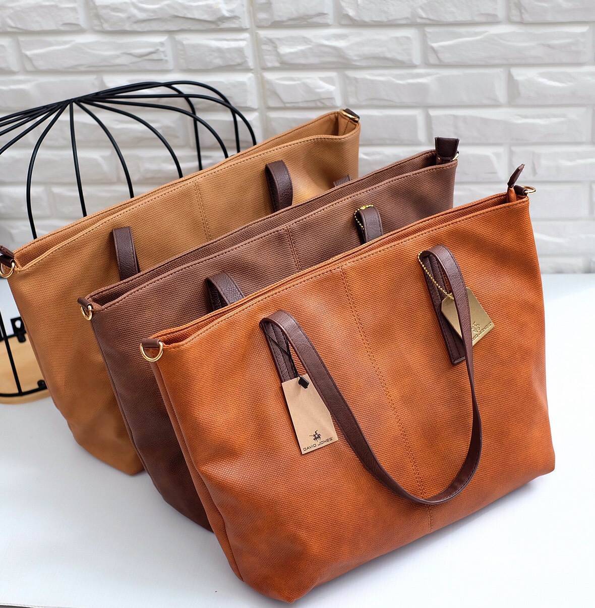 New Arrival ซื้อ 1 ได้ถึง 2 กระเป๋า ทรง Tote จากแบรนด์ David Jones ค่า ทรงนี้ นิยมถือกันมากๆ บอกเลยใบนี้ ของจริงสวยคะ หนังนิ้ม นิ่ม ค่า **ดีต่อใจ 😁❤️ 〰〰〰〰〰 รุ่นใหม่ล่าสุด หนังนิ่มมาก ใบนี้ มีใบเล็กแถมให้อีก 1 ใบค่ะ จะถือ หรือสะพานก้อได้ จุข