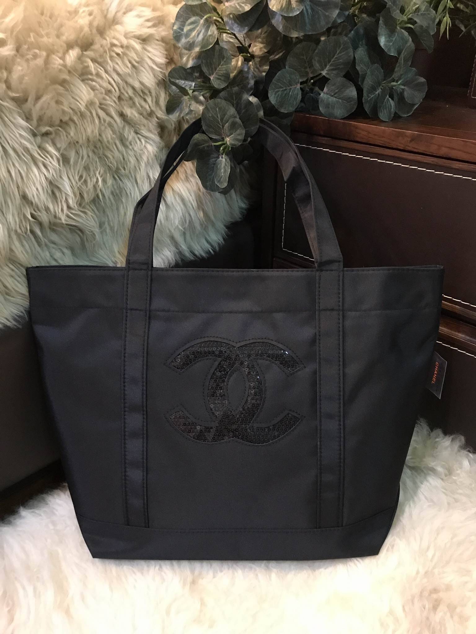 2 สีขายดี!! Must Have! Chanel Satin Shopping Bag กระเป๋าสะพายทรง Shopping Bag พรีเมี่ยมกิ้ฟ Limited Edition ของแท้ 100% นำเข้าจาก Chanel Perfume Counter ใบใหญ่วัสดุ SATIN ประดับคริสตัลสีดำโลโก้ CC สุดคลาสสิค ซับใน Polyester 100% เปิดปิดด้วยกระดุมแม่เหล็ก 