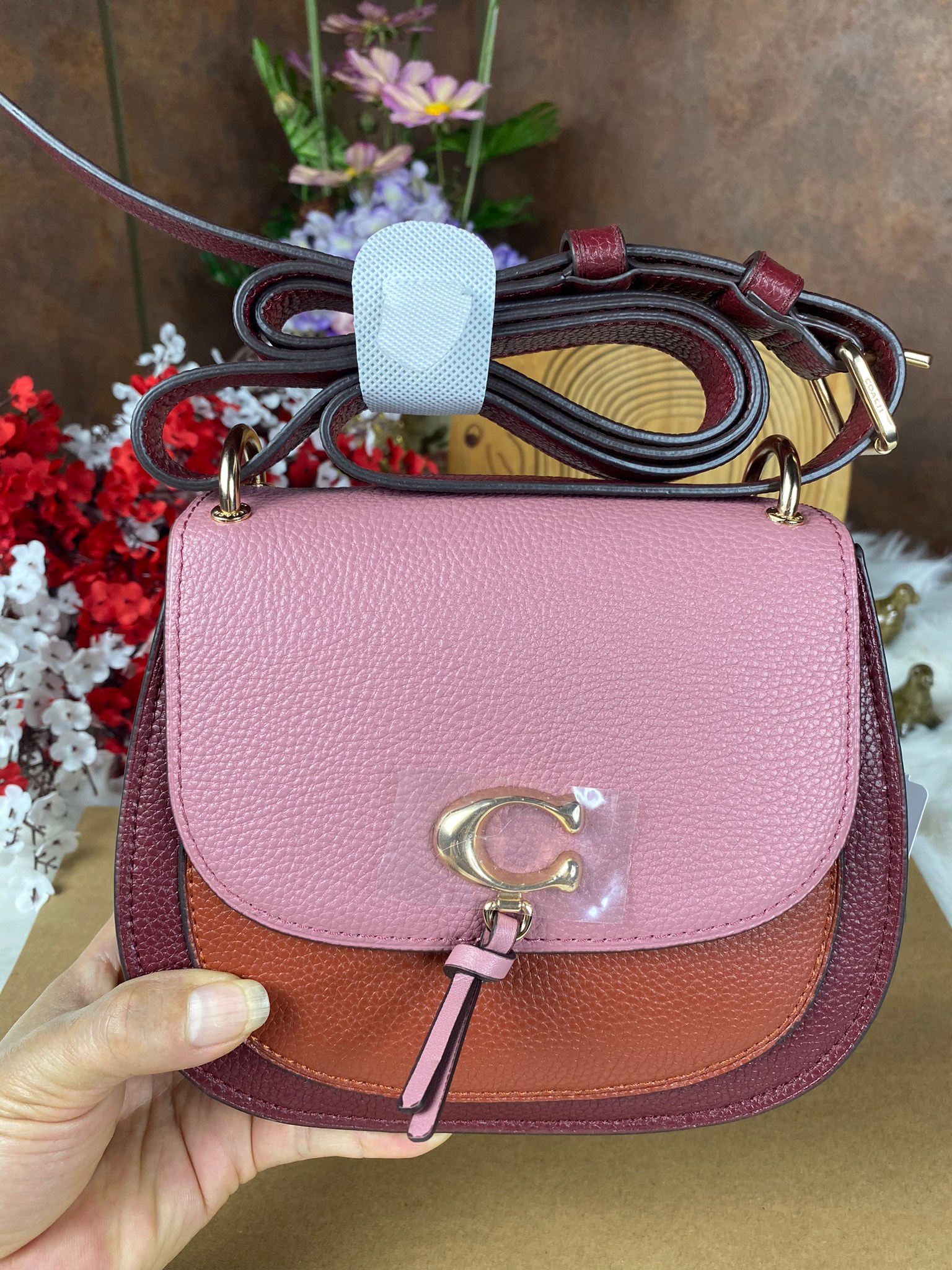 OUTLET 】COACH REMI SADDLE BAG IN COLORBLOCK ((1330)) รุ่นแนะนำ คลาสสิคน่าใช้มากๆ วัยใสๆใช้ดีค่ะ 😘 พร้อมส่งที่ไทยอีกครั้ง! กระเป๋าสะพายข้าง//ครอสบอดี้ร์//หรือทบเป็นสายคู่สะพายไหล่ได้ค่ะ แล้วแต่ชอบเลยค่ะ! วัสดุหนังแท้ ลายหนังสวยมากๆค่ะรุ่นนี้ หลงรัก