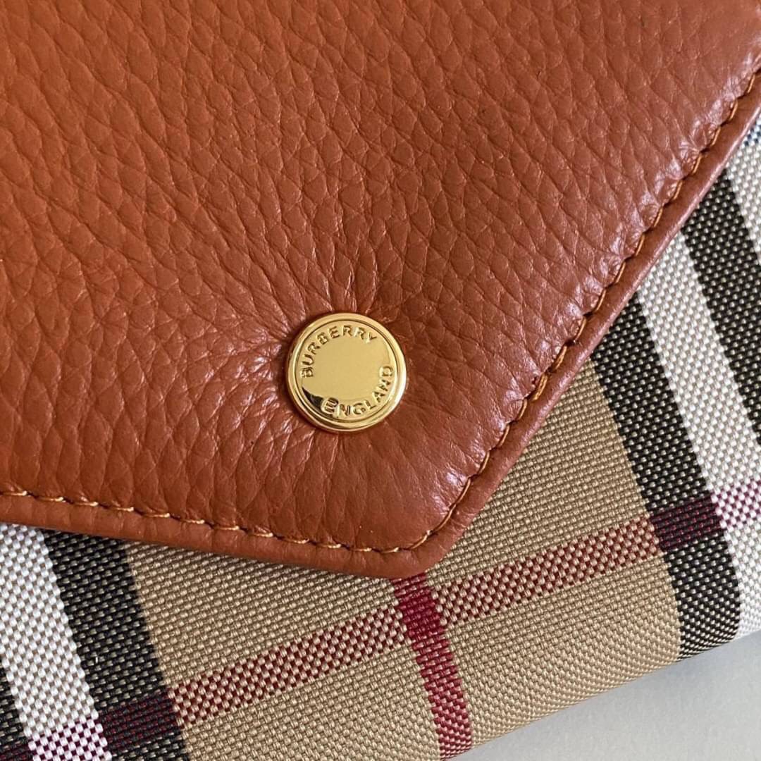 VIP GIFT 】Burberry Card Holder Wallet กระเป๋าเก็บบัตร พร้อมใส่ธนบัตร มีช่องซิบเล็กด้านในน่ารัก ขนาดพกพาสะดวก ปั้มอะไหล่ทองเรียบหรู เหมาะมากสำหรับใครที่ พกบัตรต่างๆเยอะๆ ทำให้กระเป๋าสตางค์หนา ตุง เทอะทะ ง่ายๆแค่ใบนี้ใบเดียวเอาอยู่จ้า สวยหรู มาพร้อมกล่อง สา