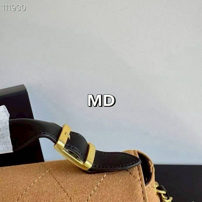 Chanel Flap Leather Suede Bag กระเป๋าสะพาย ดีไซน์ใหม่ คงความคลาสสิคและสวยหรู มีทั้งแบบงานหนังเต็มใบ/ทูโทน/และงานหนังกลับ สวยหรูหรา ภายในเป็นช่องโล่ง