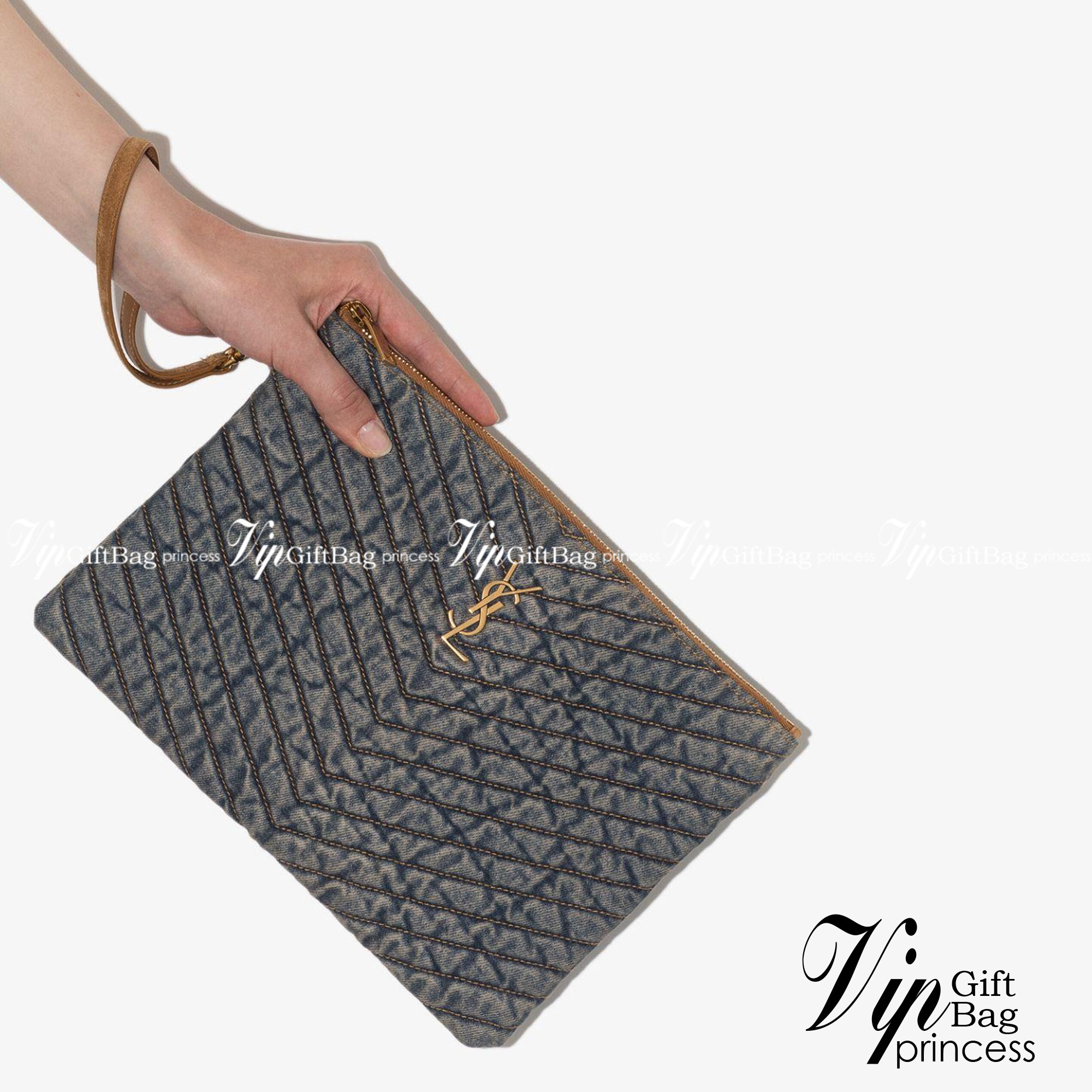 Saint Laurent Monogram quilted denim tablet pouch / YSL denim tablet pouch กระเป๋าทรงพอชดีไซน์ใหม่ ใช้งานง่าย สะดวก กะทัดรัด พกแท็บเล็ตติดตัวไปด้วยในกระเป๋าโมโนแกรมนี้ โดดเด่นด้วยเอฟเฟกต์แบบวินเทจและการเย็บตะเข็บแบบควิลท์ เป็นรุ่น unisex ใช้ไดทั้งหญิงชาย 