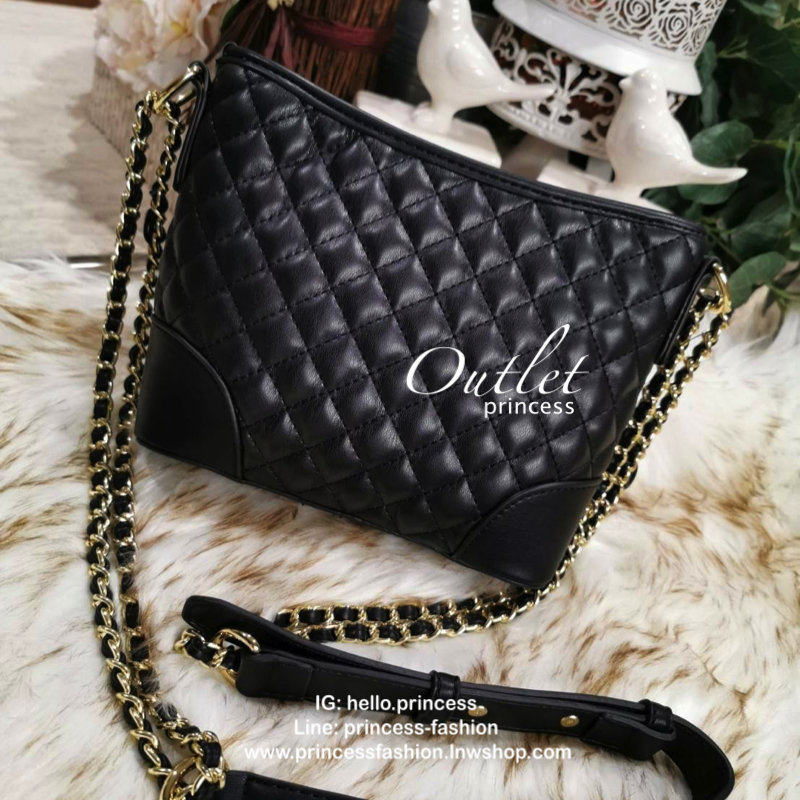 Guess Woman Factory Crossbody Bag กระเป๋าสะพายรุ่นใหม่ดีไซน์สวยหรูคลาสสิคจาก GUESS FACTORY วัสดุหนังเเกะสังเคราะห์เนื้อหนานิ่มลายตาราง เปิดปิดด้วยซิปสะดวกใช้ ด้านหน้ามีโลโก้ ภายในมีโลโก้ช่องใส่ของ และช่องซิป ใส่กระเป๋าสตางค์ใบยาว ของใช้ได้จุ มาพร้อมสายสะพ