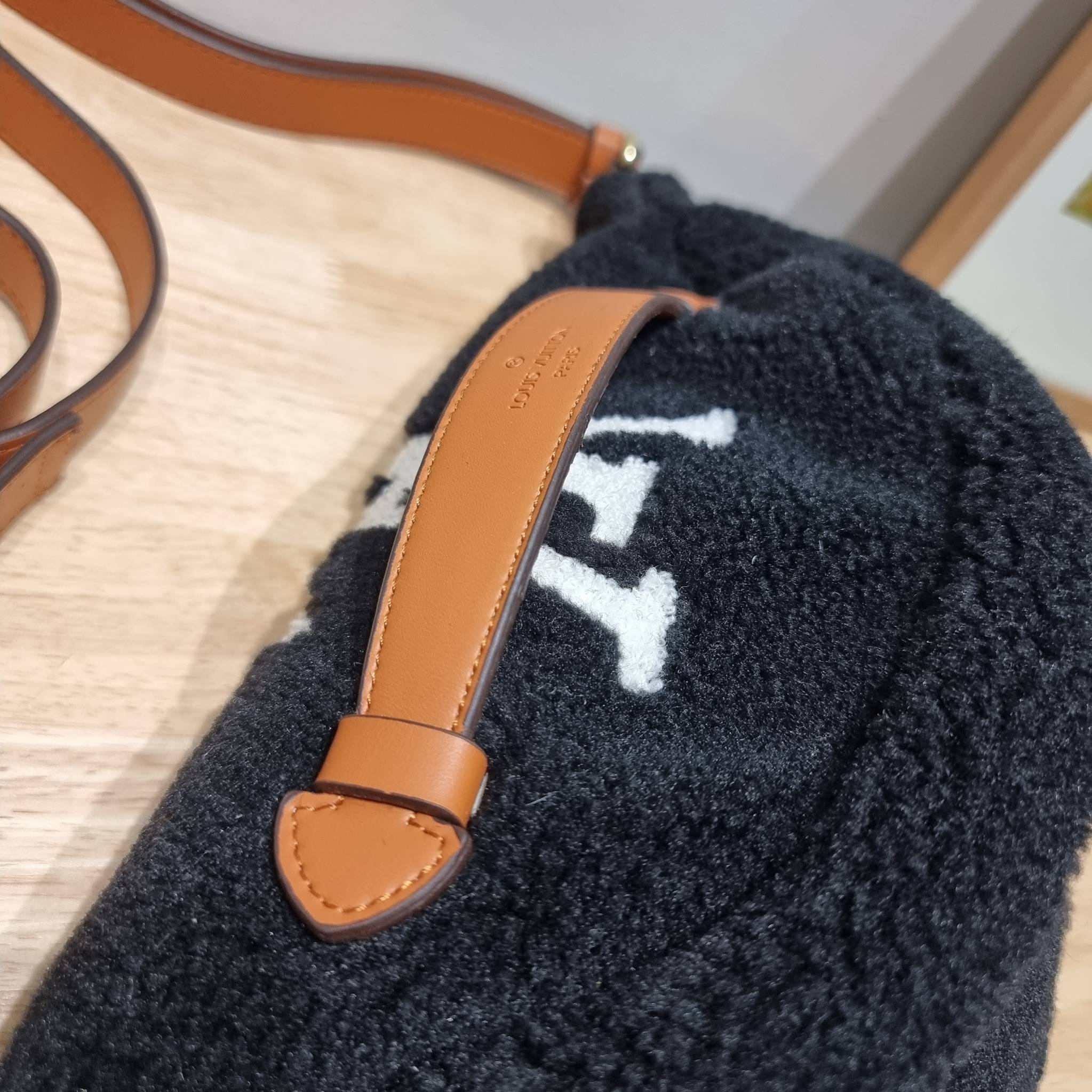 LV BUM BAG MONOGRAM TEDDY FLEECE / LV Teddy Limited Edition Bumbag ไอเท็มที่ต้องมี กับกระเป๋าคาดอก ดีไซน์เอกลักษณ์ โดดเด่นด้วยจัมโบ้ฟ้อนท์สีตัดกับตัวกระเป๋า เปิด-ปิดด้วยซิป ภายในเป็นช่องโล่ง โดยตัวกระเป๋าจะมีหูจับในตัว และสายสะพายที่สามารถปรับได้ตามตัว รุ